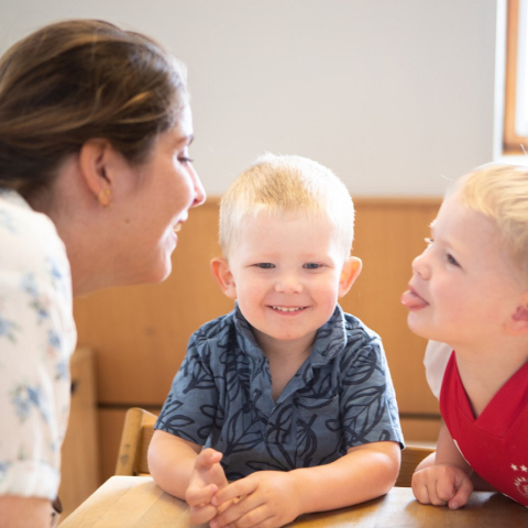 foto van pedagogisch medewerker met twee peuters
