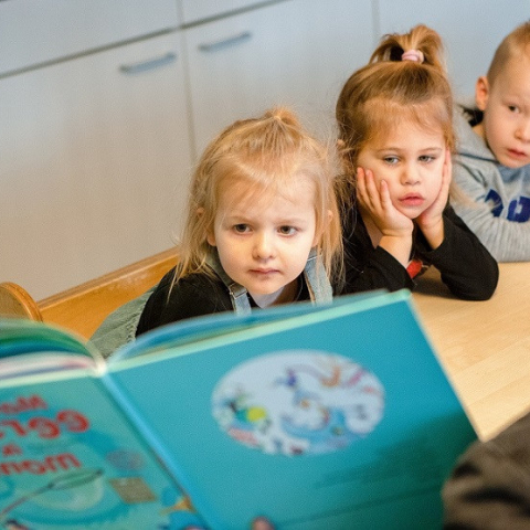 kinderen worden voorgelezen