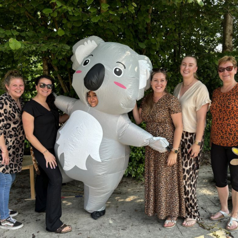 zomerfeest Den Ilp collega's met koala