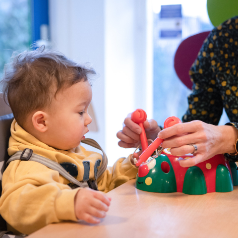 kind speelt met speelgoed