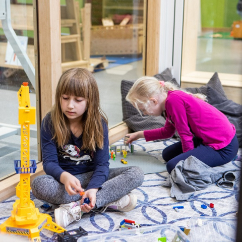 kinderen spelen samen op de grond