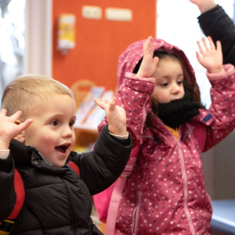 twee kinderen juichen