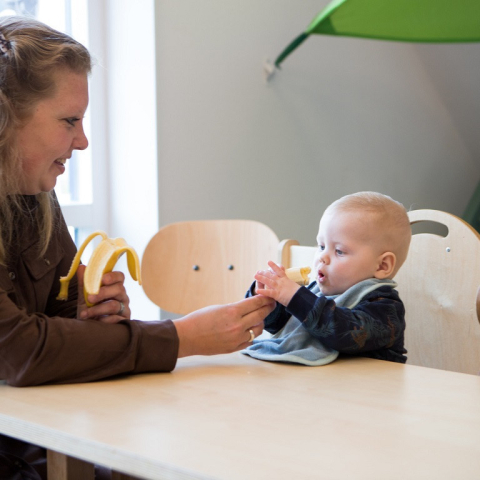 baby eet een banaan