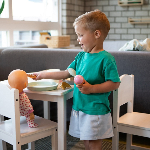 jongen geeft pop eten