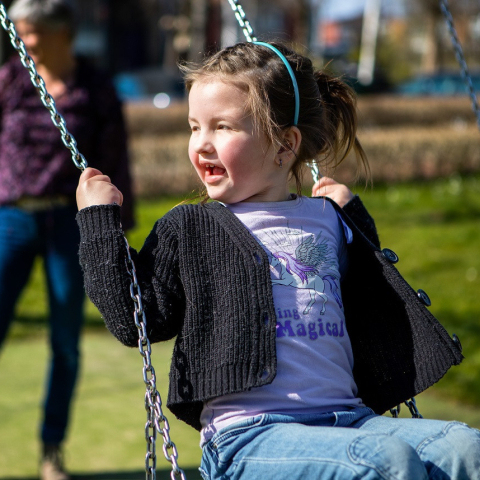 kind zit op de schommel