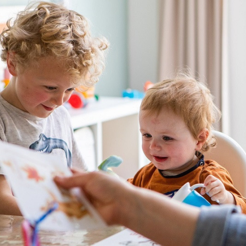 Twee kinderen zijn blij bij de gastouder