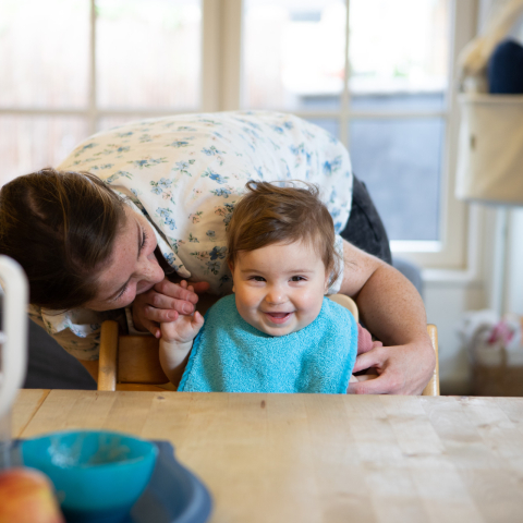 baby met pedagogische medewerker