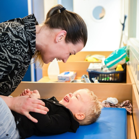 Pedagogisch medewerker en baby