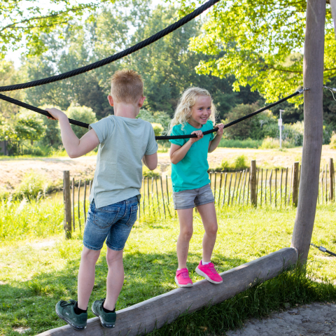 Twee kinderen spelen buiten
