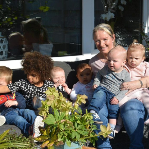 groepsfoto van gastouder Erna en kinderen