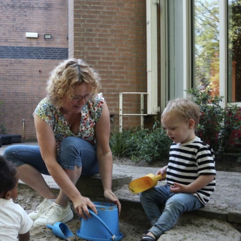 in de zandbak spelen